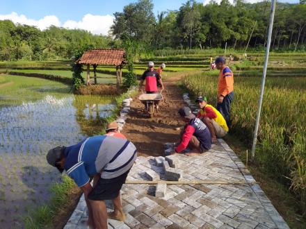 Peningkatan Jalan Usaha Tani RT 68